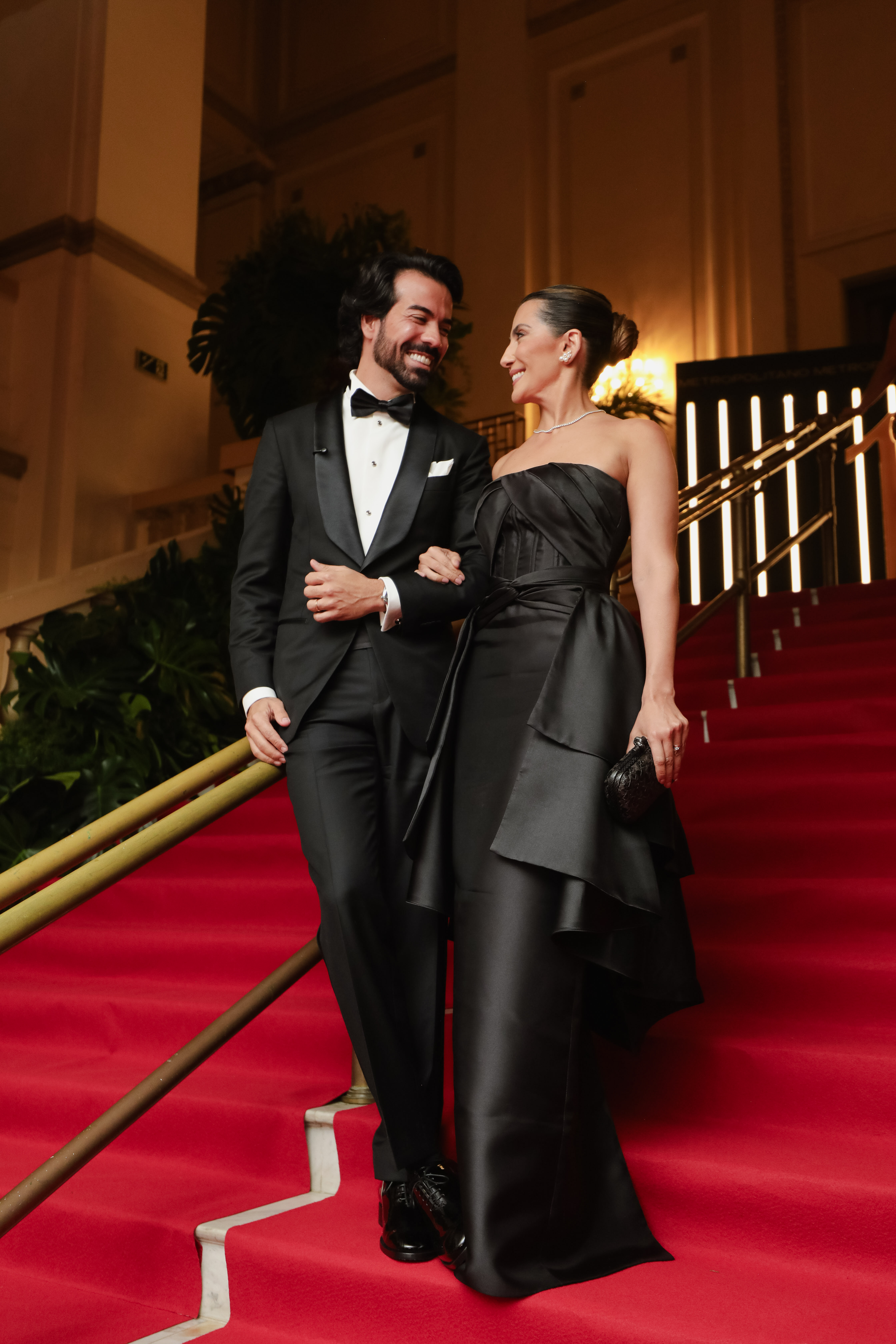 Casal elegante na escadaria