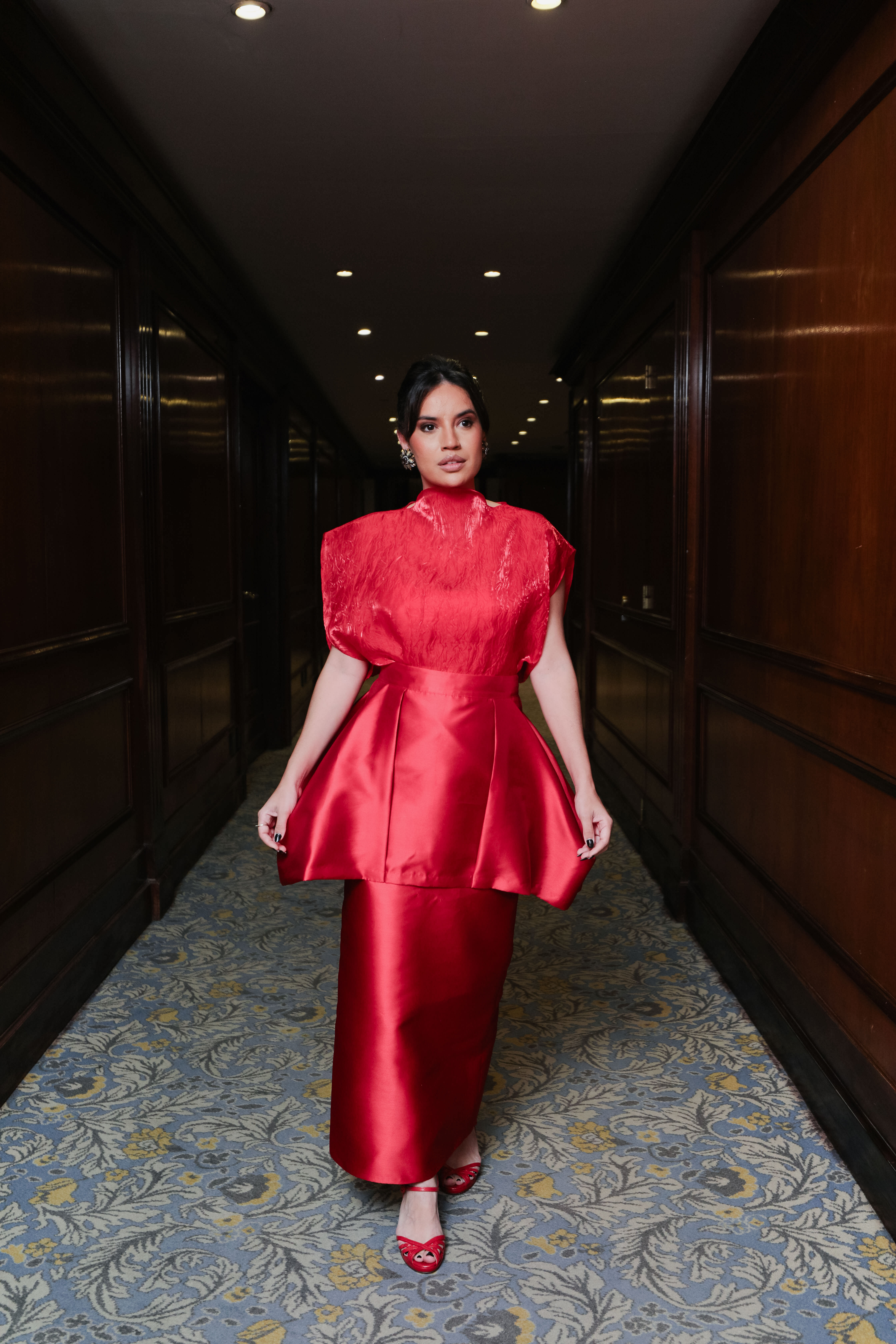 Convidada elegante de vestido vermelho