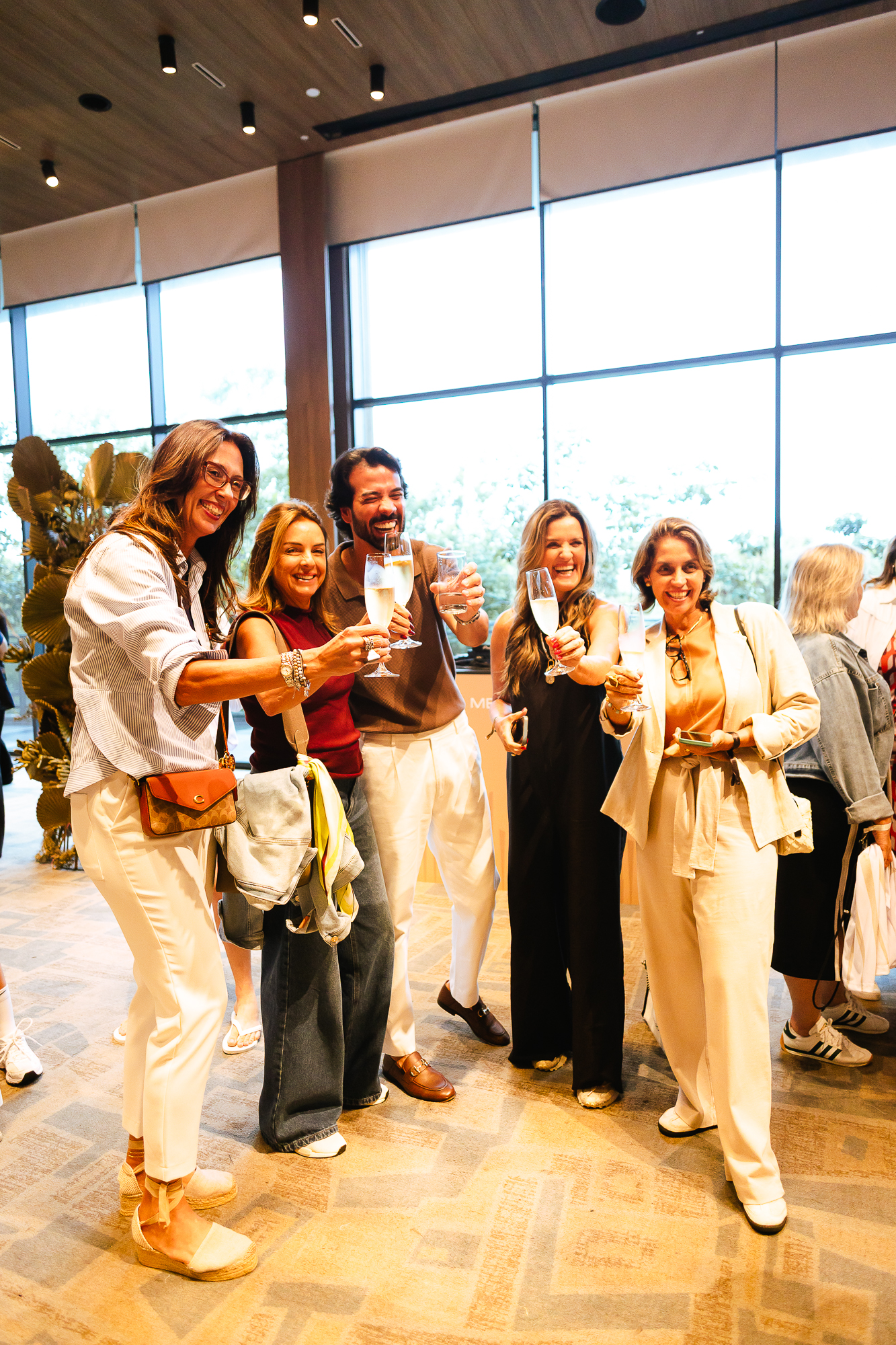 Grupo de convidados brindando no Grand Hyatt