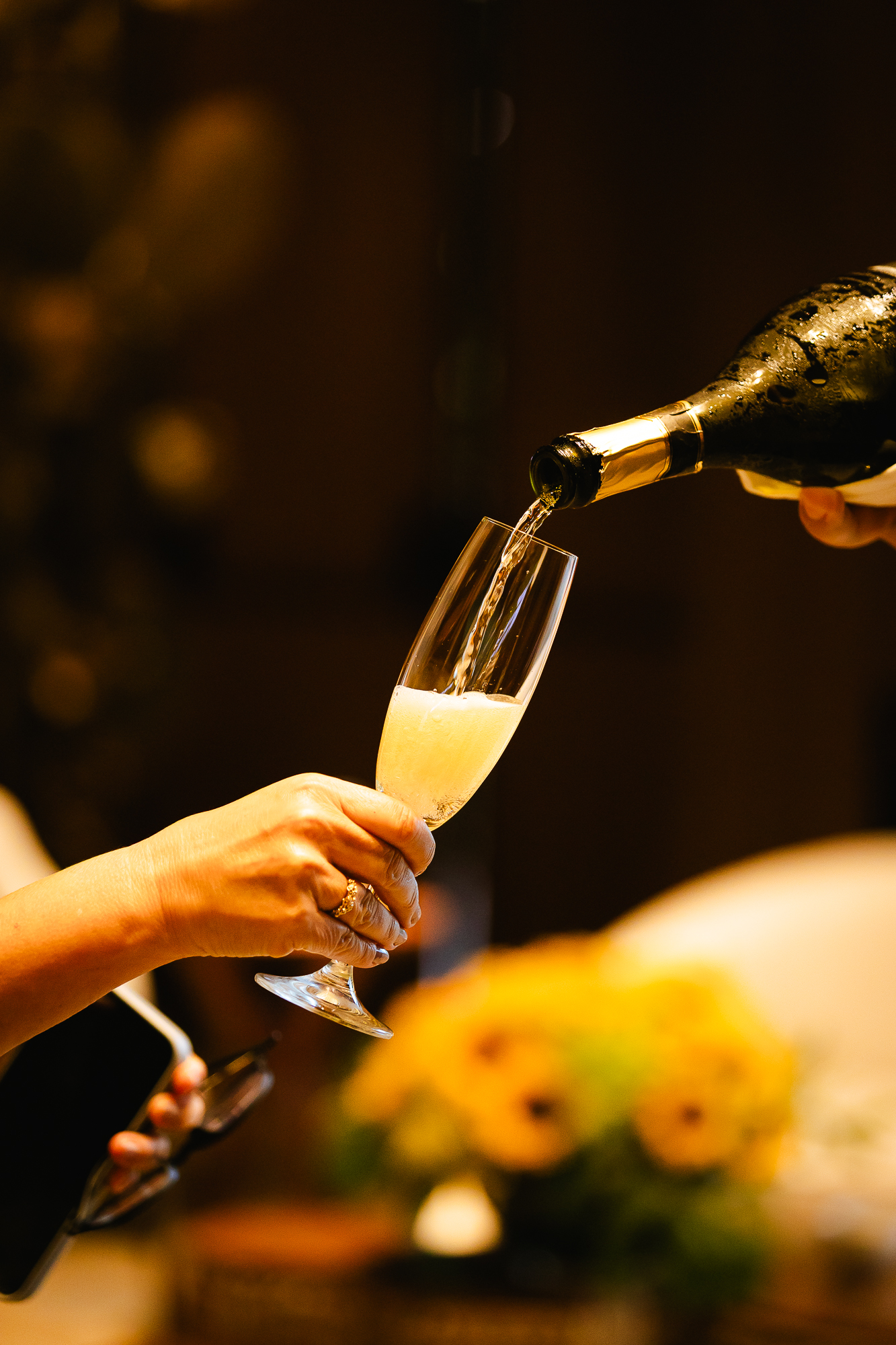 Champagne sendo servido