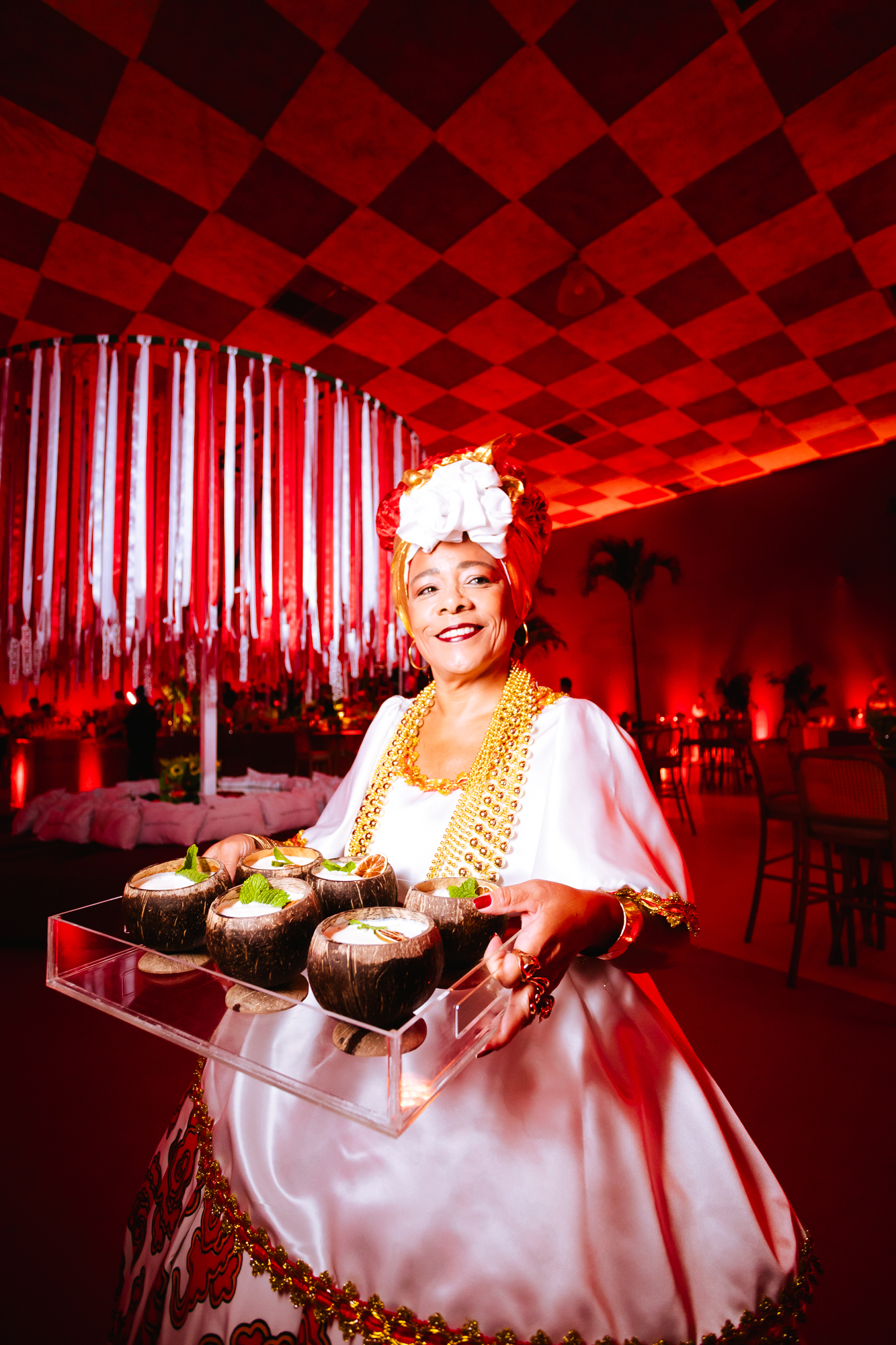 Baiana servindo drinks de coco