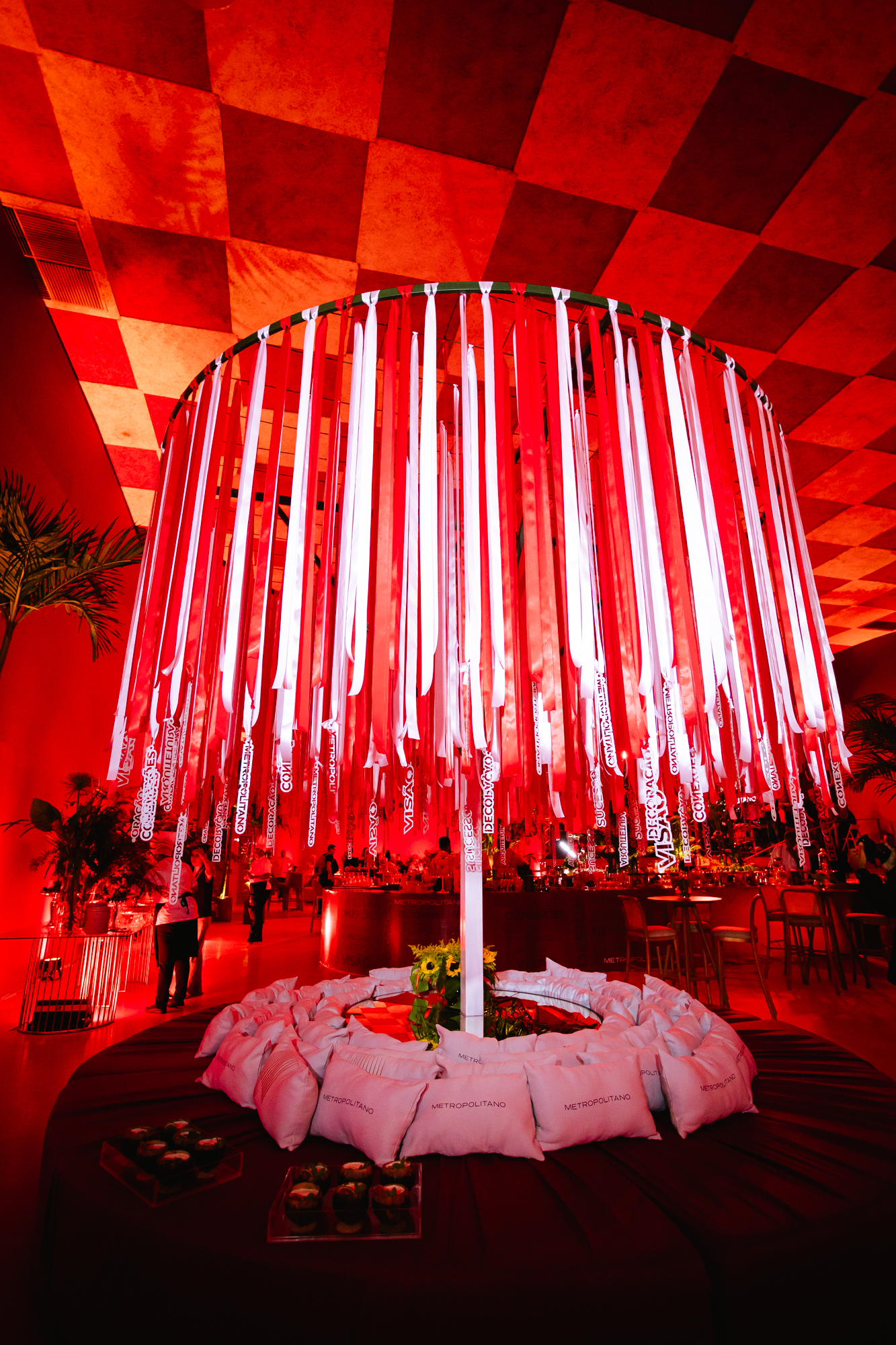 Decoração com fitas e almofadas Metropolitano